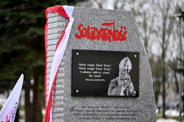 Staszów (woj. świętokrzyskie), 13.12.2023. Odsłonięcie pomnika wdzięczności NSZZ „Solidarność” dla św. Jana Pawła II za odzyskanie wolności Polski z opresji komunistycznej, w Parku im. Adama Bienia. Fot. PAP/P. Polak