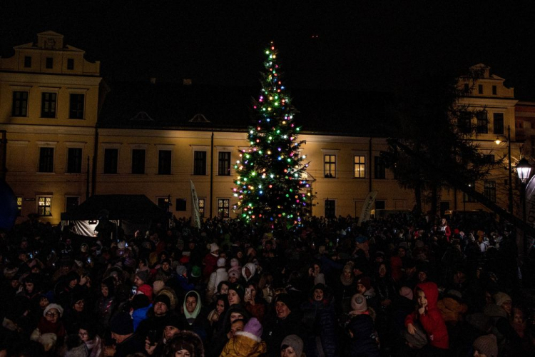 Uroczystość zapalenia światełek na choince przed oknem papieskim. Kraków, 16.12.2023. Fot. PAP/Art Service