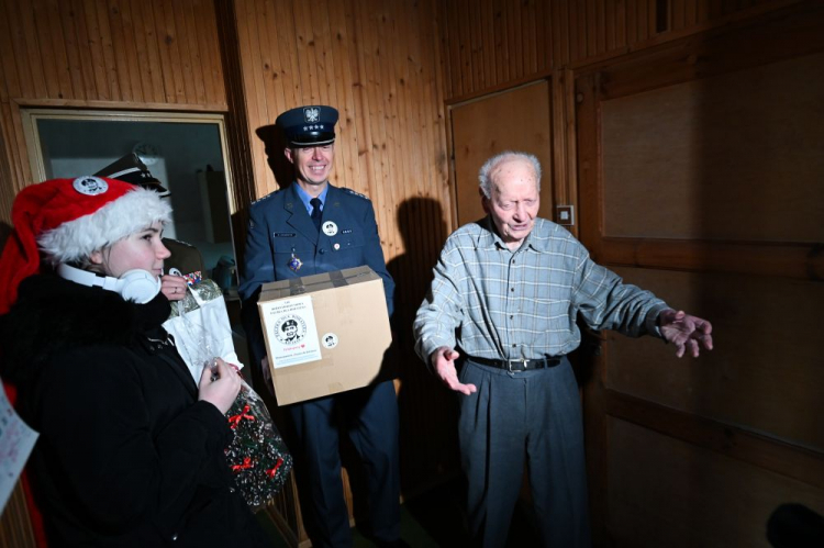 Płk Bolesław Pawłowski ps. Lanca (P) odbiera bożonarodzeniową „Paczkę dla Bohatera”. Szczecin, 16.12.2023. Fot. PAP/M. Bielecki