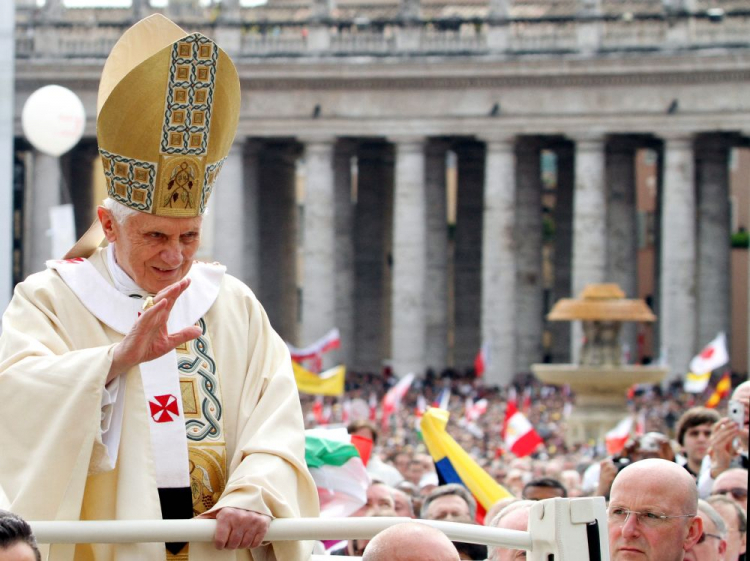 Papież Benedykt XVI w drodze na uroczystości beatyfikacji Jana Pawła II. Watykan, 01.05.2011. Fot. PAP/R. Pietruszka