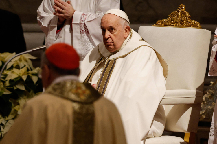 Papież Franciszek podczas pasterki w Wigilię w bazylice Świętego Piotra. Fot. PAP/EPA