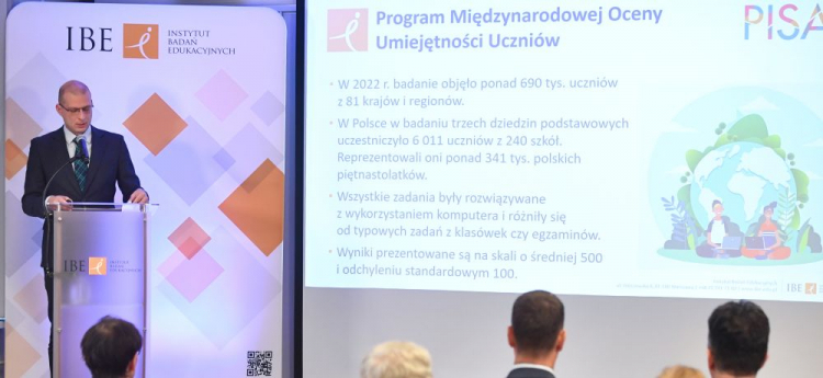 Warszawa, 05.12.2023. Kierownik badania PISA 2022 w Polsce Krzysztof Bulkowski na ogłoszeniu wyników Programu Międzynarodowej Oceny Umiejętności Uczniów PISA 2022, w Instytucie Badań Edukacyjnych. Fot. PAP/P. Nowak