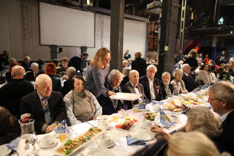 Warszawa, 12.12.2023. Uczestnicy Powstania Warszawskiego podczas spotkania świątecznego w siedzibie Muzeum Powstania Warszawskiego. Fot. PAP/A. Zawada