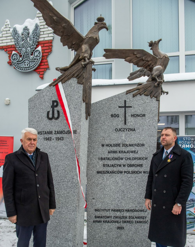 Bondyrz, 06.12.2023. Prezes IPN Karol Nawrocki (P) i poseł PiS Sławomir Zawiślak (L) podczas uroczystości odsłonięcia Pomnika Powstania Zamojskiego, w Muzeum Historycznym Inspektoratu Zamojskiego Armii Krajowej im. Stanisława Prusa „Adama” w Bondyrzu. Fot. PAP/W. Jargiło