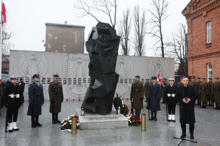 Prezydent RP Andrzej Duda (P) podczas uroczystości z okazji Dnia Pamięci o Poległych i Zmarłych w Misjach i Operacjach Wojskowych Poza Granicami Państwa na skwerze Pamięci przy Centrum Weterana Działań Poza Granicami Państwa w Warszawie. Fot. PAP/L, Szymański