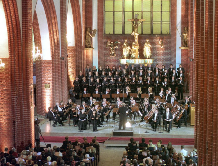 Sinfonia Varsovia oraz Philharmonic Choir z Brna na 37. Międzynarodowym Festiwalu „Wratislavia Cantans”. Wrocław, 2002 r. Fot. PAP/A. Hawałej