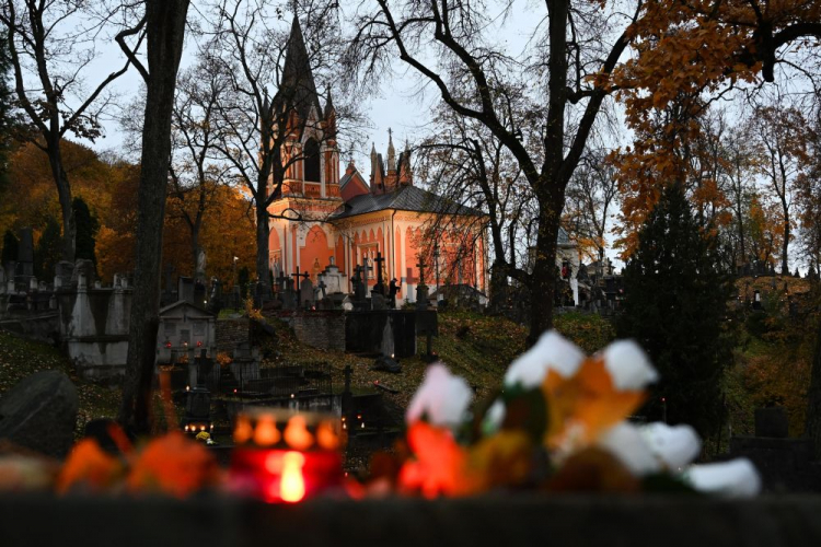 Akcja „Światełko pamięci dla Rossy i Bernardynów” organizowana przez Społeczny Komitet Opieki nad Starą Rossą na cmentarzu na Rossie. Wilno, 01.11.2023. Fot. PAP/V. Doveiko