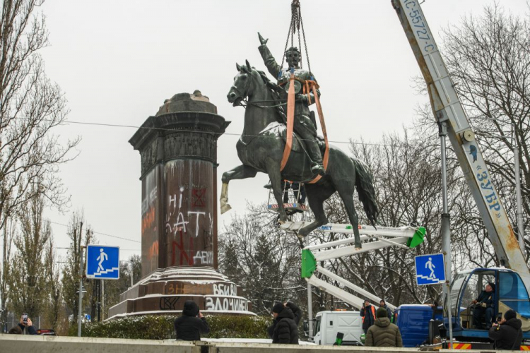 Demontaż pomnika Mykoły Szczorsa w Kijowie. Fot. PAP/V. Musiienko