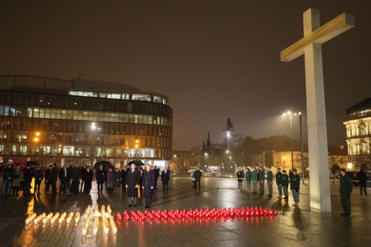 Warszawa, 13.12.2023. Prezydent RP Andrzej Duda (centrum-P) i prezes IPN Karol Nawrocki (centrum-L) podczas uroczystości zapalenia „Światła Wolności” na pl. Marszałka Józefa Piłsudskiego w Warszawie. Trwają obchody 42. rocznicy wprowadzenia stanu wojennego. Fot. PAP/P. Supernak