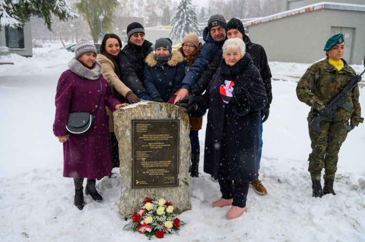 Członkowie rodzin Polaków pomagających Żydom podczas II wojny na odsłonięciu tablicy upamiętniającej Anielę Nizioł, w ramach programu „Zawołani po imieniu”, organizowanego przez Instytut Pileckiego w Łańcucie Aniela Nizioł została zamordowana za pomoc Żydom. Fot. PAP/P. Topolski