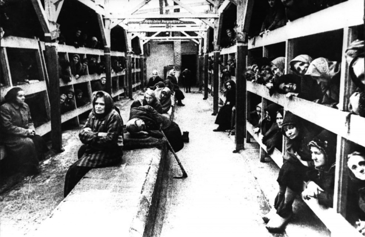 Niemiecki nazistowski obóz koncentracyjny Auschwitz po wyzwoleniu przez Armię Czerwoną. Fot. PAP/CAF/Reprodukcja