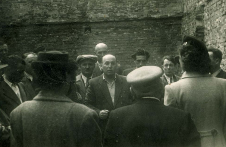 Mieczysław Żurawski (w środku) z grupą włocławian w spalonym spichlerzu, 27 września 1946 r., Archiwum Instytutu Yad Vashem w Jerozolimie Źródło: Muzeum byłego niemieckiego Obozu Zagłady Kulmhof w Chełmnie