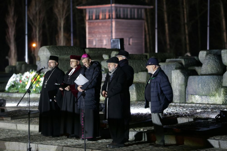 Przedstawiciel polskiego Autokefalicznego Kościoła Prawosławnego ojciec Jarosław Antosiuk (L), zwierzchnik diecezji cieszyńskiej Kościoła luterańskiego bp Adrian Korczago (2L), biskup bielsko-żywiecki Roman Pindel (3L) i naczelny Rabin Polski Michael Schudrich (4L) podczas modlitwy w 79. rocznicę wyzwolenia KL Auschwitz. Fot. PAP/J. Praszkiewicz