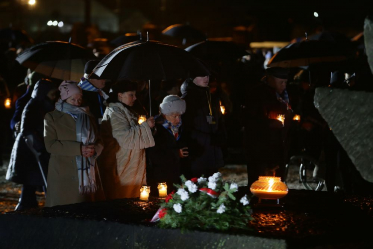 Uroczystości w 79. rocznicę wyzwolenia przed pomnikiem ofiar KL Auschwitz na terenie byłego niemieckiego nazistowskiego obozu koncentracyjnego i zagłady Auschwitz-Birkenau. Fot. PAP/J. Praszkiewicz