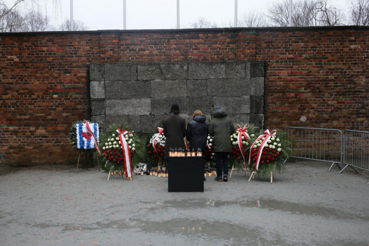 Złożenie kwiatów i zapalenie zniczy przed Ścianą Straceń na terenie byłego niemieckiego nazistowskiego obozu koncentracyjnego i zagłady Auschwitz-Birkenau. 27.01.2024. Fot. PAP/J. Praszkiewicz