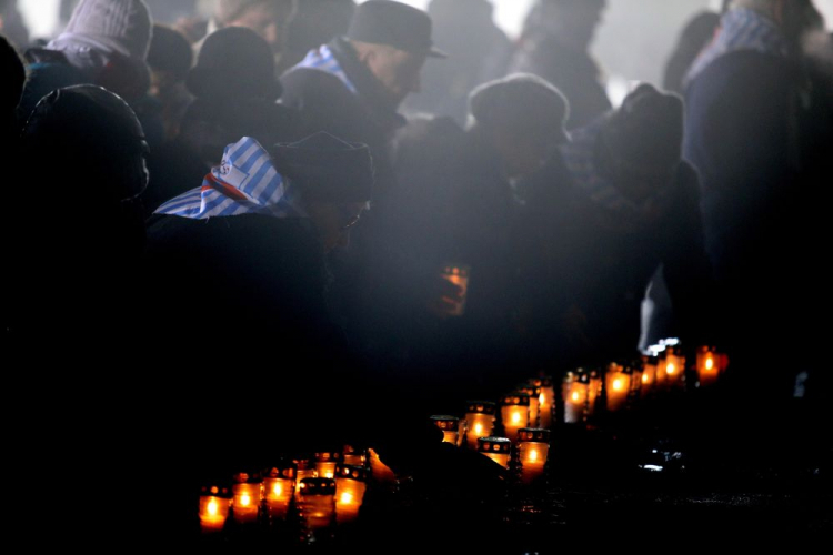 Byli więźniowie zapalają znicze przed pomnikiem Ofiar Faszyzmu podczas obchodów 73. rocznicy wyzwolenia niemieckiego obozu zagłady KL Auschwitz-Birkenau. Fot. PAP/S. Rozpędzik