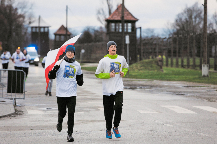 Brzezinka, 13.01.2023. IV Bieg Pamięci ze Światłem Pokoju. Fot. PAP/Z. Meissner