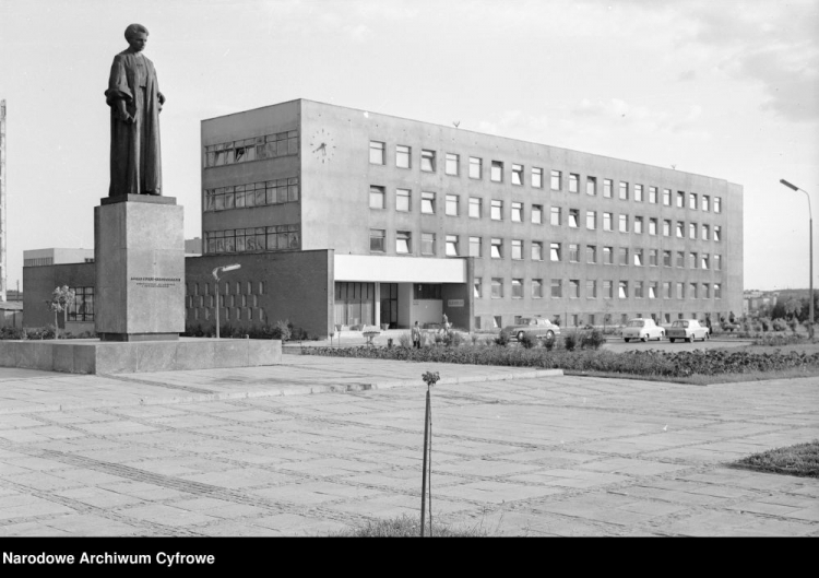 Budynek UMCS. Z lewej widoczny pomnik patronki uniwersytetu. 1969 r. Fot. NAC