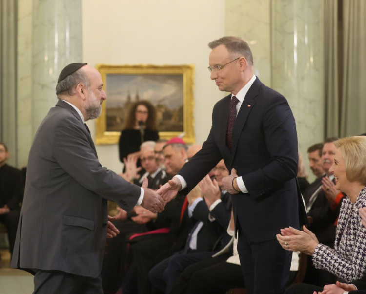 Warszawa, 23.01.2024. Prezydent Andrzej Duda (C-P) i naczelny rabin Polski Michael Schudrich (C-L) podczas spotkania noworocznego z przedstawicielami Kościołów i związków wyznaniowych oraz mniejszości narodowych i etnicznych obecnych w Polsce, w Pałacu Prezydenckim. Fot. PAP/L. Szymański