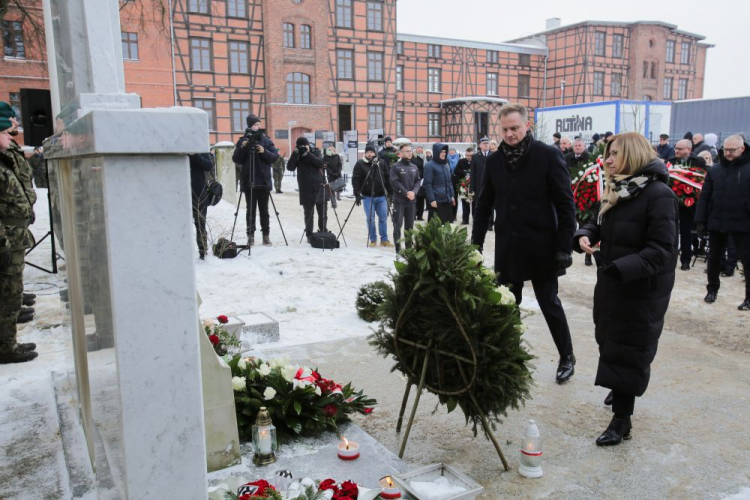 Marszałek województwa warmińsko-mazurskiego Marcin Kuchciński (L) i przewodnicząca sejmiku województwa warmińsko-mazurskiego Bernadeta Hordejuk (P) na obchodach Dnia Pamięci Ofiar Obu Totalitaryzmów na Warmii i Mazurach. Działdowo, 18.01.2024. Fot. PAP/T. Waszczuk