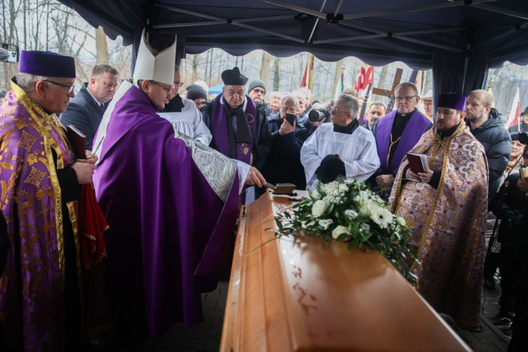 Bp Damian Muskus (2L) na pogrzebie ks. Tadeusza Isakowicza-Zaleskiego na cmentarzu parafialnym w Rudawie. Fot. PAP/Ł. Gągulski