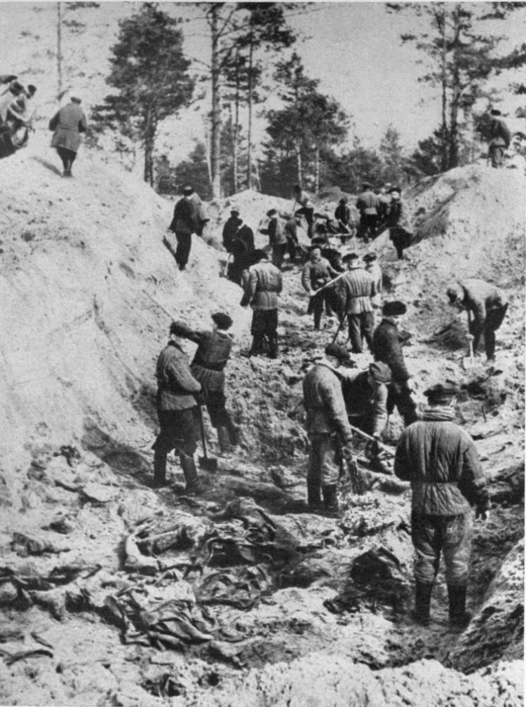Ekshumacja zwłok polskich oficerów zamordowanych w Katyniu w 1940 r. Katyń, 04.1943 r. Fot. PAP/CAF