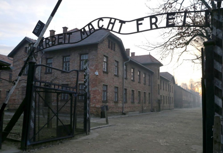 Brama byłego niemiecki nazistowski obóz koncentracyjny Auschwitz. Fot. PAP/A. Grygiel
