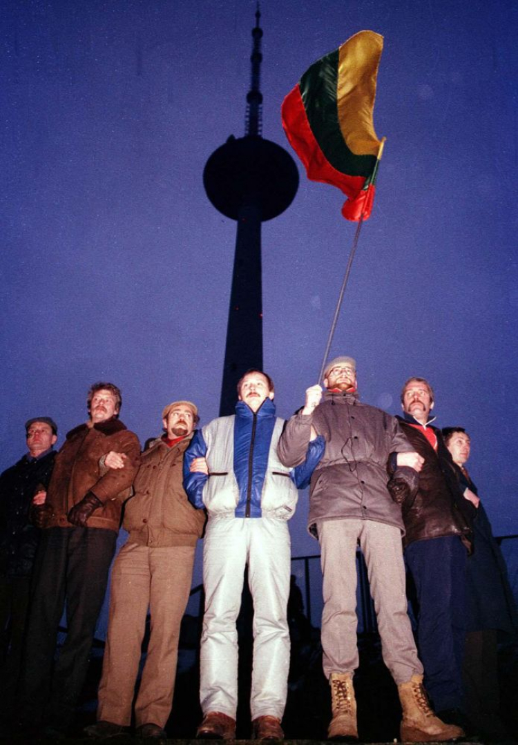 Litwini bronią wieży telewizyjnej w Wilnie. 13.01.1991. Fot. PAP/EPA