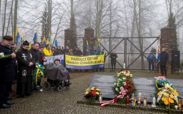 Marsz upamiętniający Tragedię Górnośląską przed bramą byłego obozu w Świętochłowicach. 2018 r. Fot. PAP/A. Grygiel