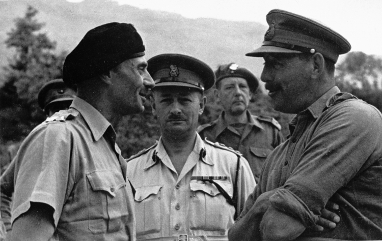 Monte Cassino, Włochy, 05.1944 r. Dowódca II Korpusu gen. Władysław Anders (L) i brytyjscy generałowie omawiają sytuację przed bitwą. Przez niemal pół roku oddziały wojsk sprzymierzonych usiłowały zdobyć klasztor Monte Cassino i otaczajace go wzgórze, by otworzyć sobie drogę na Rzym. W maju zdobycie klasztoru powierzono Polakom. Fot. PAP/CAF