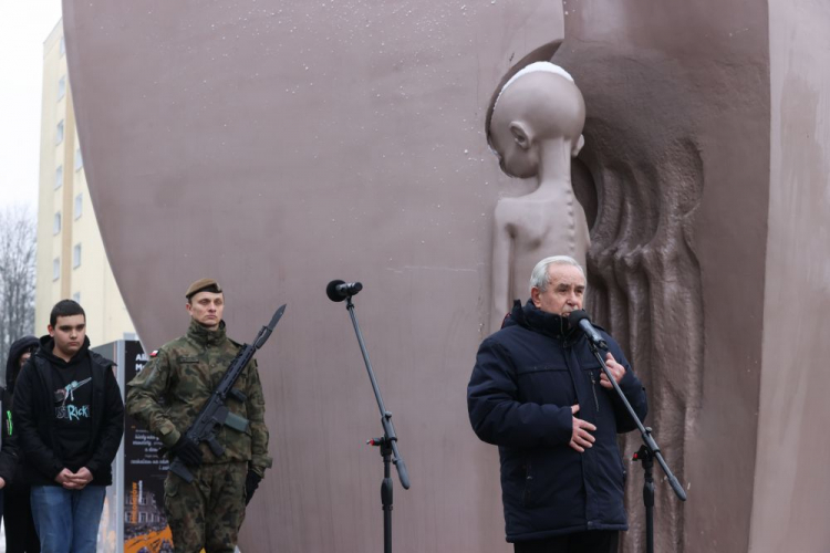 Przedstawiciel ocalałych więźniów obozu Jerzy Jeżewicz (P) podczas uroczystych obchodów 79. rocznicy likwidacji niemieckiego nazistowskiego obozu dla polskich dzieci w Łodzi przy Pomniku Martyrologii Dzieci „Pęknięte Serce" w łódzkim parku im. Szarych Szeregów. Fot. PAP/M. Zubrzycki