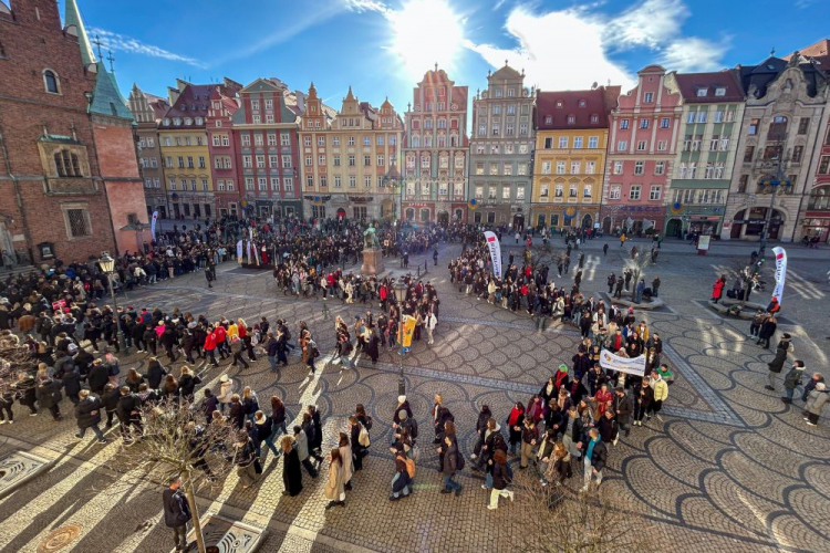 Wrocław, 30.01.2024. Kilkuset tegorocznych maturzystów z dolnośląskich szkół średnich zatańczyło na wrocławskim Rynku poloneza. Fot. PAP/M. Kulczyński