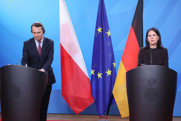 Berlin, Niemcy, 30.01.2024. Minister spraw zagranicznych RP Radosław Sikorski (L) i minister spraw zagranicznych Niemiec Annalena Baerbock (P). Fot. PAP/A. Zawada