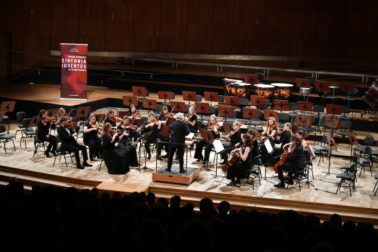 Warszawa, 20.10.2023. Koncert Polskiej Orkiestry Sinfonia Iuventus im. Jerzego Semkowa pod batutą Jerzego Maksymiuka. Fot. PAP/A. Lange