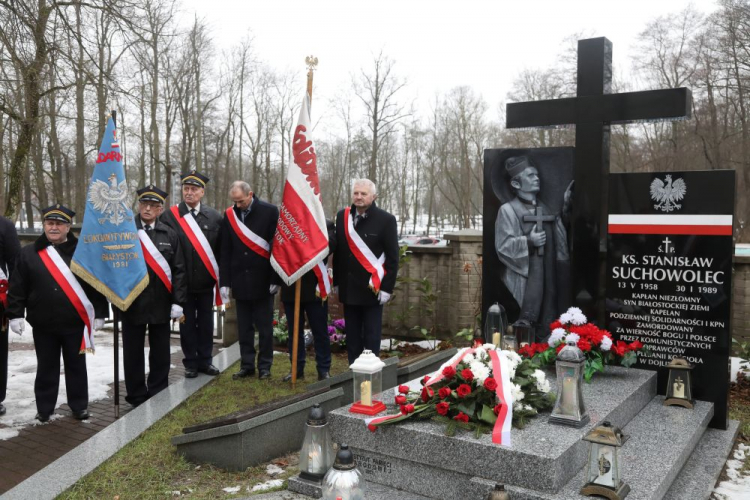 Uroczystości przed grobem-pomnikiem ks. Stanisława Suchowolca w parafii Niepokalanego Serca Maryi. Białystok, 28.01.2024. Fot. PAP/A. Reszko