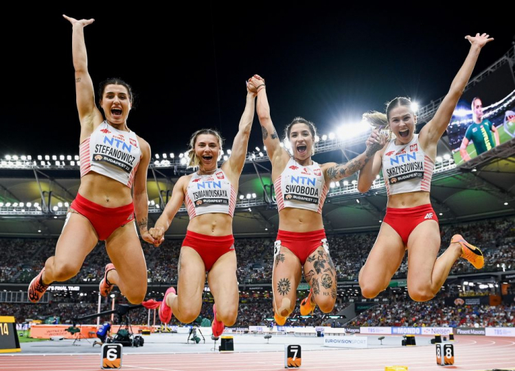 Lekkoatletyczne mistrzostwa świata - Budapeszt 2023. Polki: Pia Skrzyszowska (P), Kryscina Cimanouska (2L), Magdalena Stefanowicz (L) i Ewa Swoboda (2P) cieszą się z awansu do finału sztafet 4x100 m. Fot. PAP/A. Warżawa