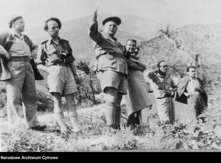 Korespondent wojenny 2 Korpusu Polskiego Melchior Wańkowicz (3. z lewej) ogląda pole bitwy o Monte Cassino. 1944 r. Fot. NAC