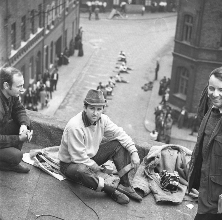 Reżyser Kazimierz Kutz (C) podczas realizacji filmu "Sól ziemi czarnej". 1969 r. Fot. PAP/CAF/S. Jakubowski