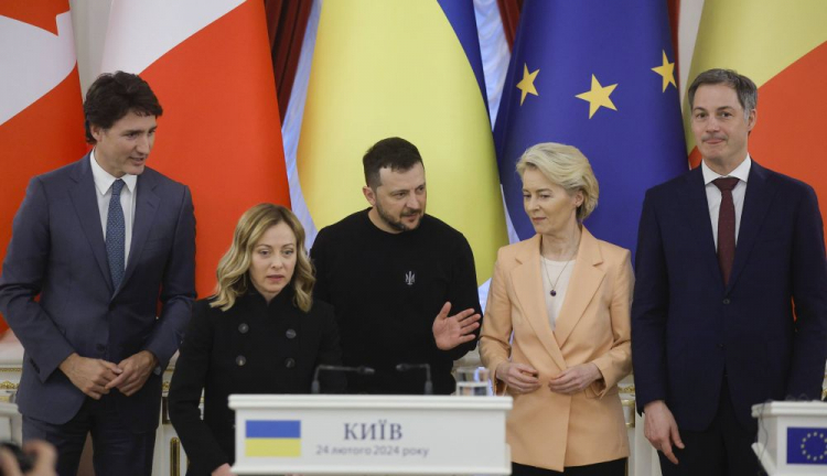 Od lewej: premierzy Kanady Justin Trudeau i Włoch Giorgia Meloni, prezydent Ukrainy Wołodymyr Zełenski, szefowa Komisji Europejskiej Ursula von der Leyen oraz premier Belgii Alexander De Croo. Kijów, 24.02.2024. Fot. PAP/EPA