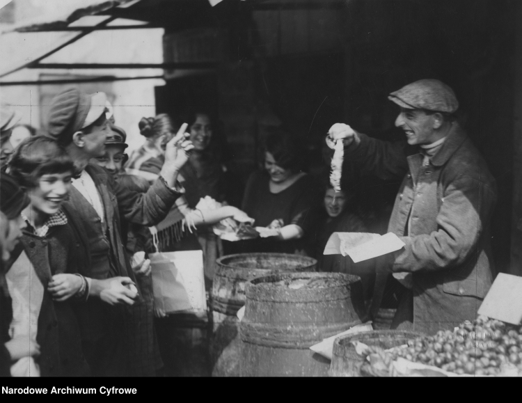 Mężczyzna sprzedający śledzie z beczki w okresie międzywojennym. Fot. Narodowe Archiwum Cyfrowe