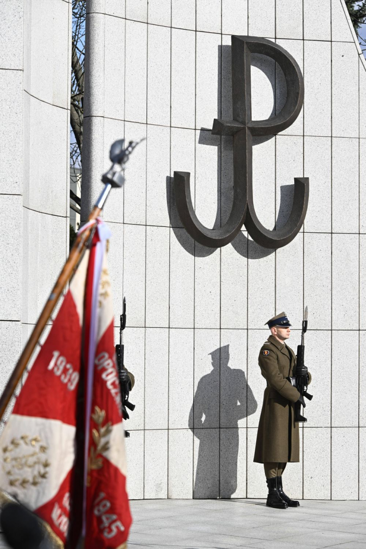 Warszawa, 14.02.2024. Obchody 82. rocznicy przekształcenia Związku Walki Zbrojnej w Armię Krajową, organizowanych przez Urząd do Spraw Kombatantów i Osób Represjonowanych oraz Zarząd Główny Światowego Związku Żołnierzy Armii Krajowej pod pomnikiem Armii Krajowej i Polskiego Państwa Podziemnego w Warszawie. Fot. PAP/R. Pietruszka