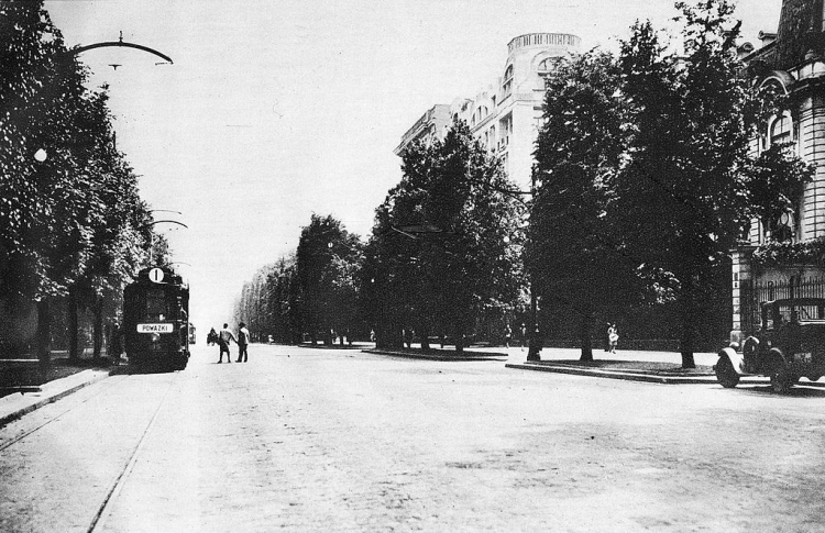 Miejsce akcji, Aleje Ujazdowskie przy skrzyżowaniu z ul. Chopina. Źródło: www.pl.wikipedia.org