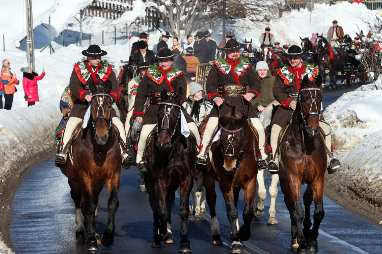 Parada kolędników oraz przejazd konnych zaprzęgów podczas 51. Góralskiego Karnawału w Bukowinie Tatrzańskiej