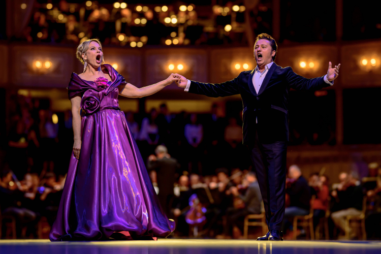 Tenor Piotr Beczała i łotewska mezzosopranistka Elina Garanca podczas balu w Operze Wiedeńskiej. Fot. PAP/EPA/C. BRUNA 