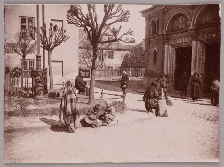 Sprzedaż cierni w Wielka Sobotę przed kościołem Nawiedzenia Najświętszej Marii Panny na Nowym Mieście. Fotografia Konrada Brandla z 1892. Źródło Muzeum Warszawy