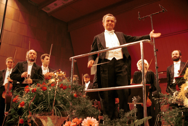 Koncert pod dyrekcją Antoniego Witta z okazji 60-lecia Wielkiej Orkiestry Symfonicznej Polskiego Radia w 1995 r. Fot. PAP/Roman Koszowski