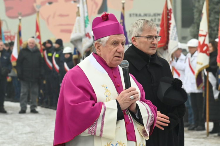 Metropolita szczecińsko-kamieński abp Andrzej Dzięga (L) podczas uroczystości przed bramą Stoczni Szczecińskiej, upamiętniającej ofiary szczecińskiego Grudnia '70. 17.12.2022. Fot. PAP/M. Bielecki