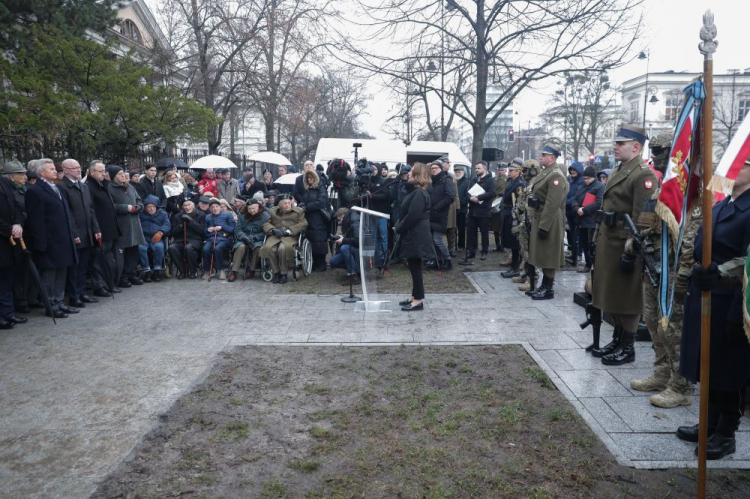 Marszałek Senatu Małgorzata Kidawa-Błońska (C) przemawia przed kamieniem z tablicą poświęconą żołnierzom Kedywu KG AK "Pegaz". Warszawa, 01.02.2024. Fot. PAP/T. Gzell