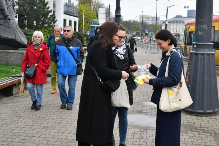 Akcja społeczno-edukacyjna "Żonkile". Warszawa, 19.04.2023. Fot. PAP/A. Lange