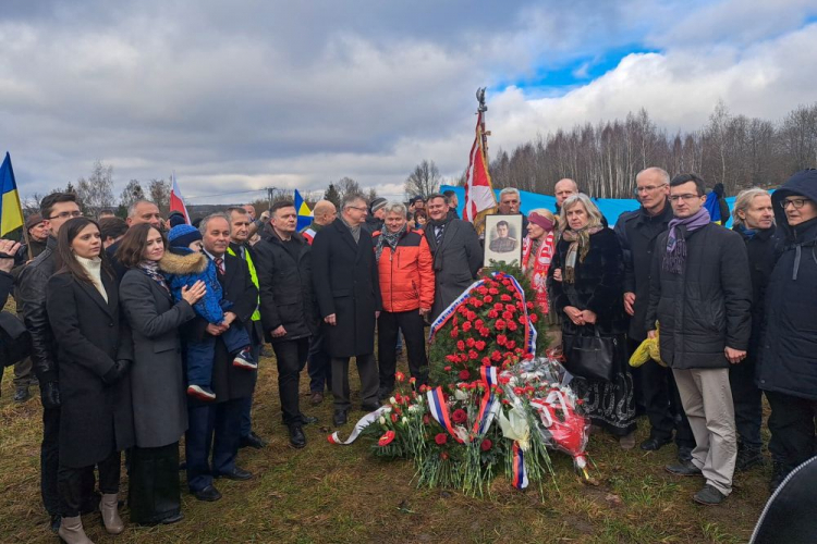 Ambasador Rosji w Polsce Siergiej Andriejew (C-L) wraz z przedstawicielami administracji rosyjskiej podczas uroczystości w miejscu, gdzie stał pomnik Iwana Czerniachowskiego. Pieniężno, 18.02.2024. Fot. PAP/J. Kiewisz-Wojciechowska